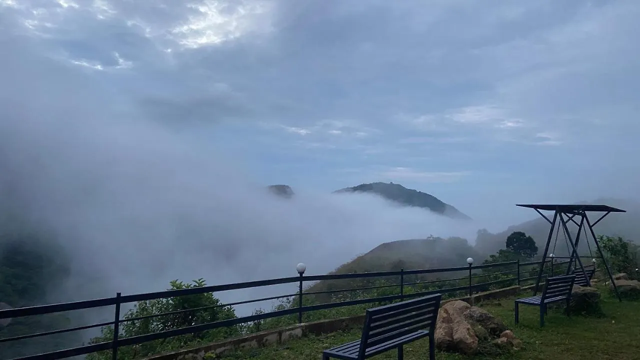 Hill Monk - Whispering Mist Hotel Vagamon